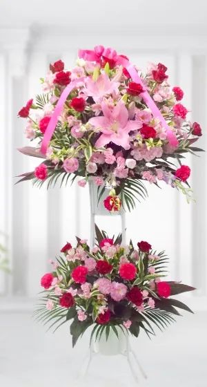 ピンク色の2段の花のフラワースタンド