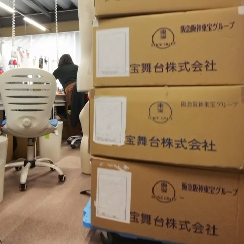 劇場へ衣裳を運ぶ様子